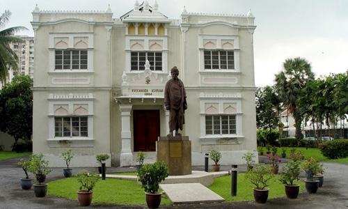 How can Vivekananda Ashram be zoned as 'main commercial'?