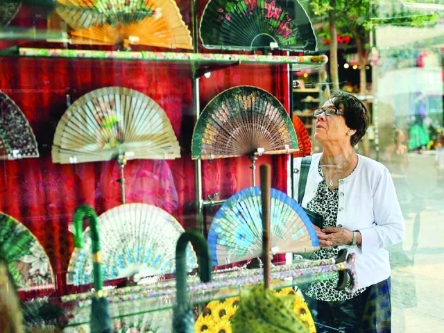 Designer fan frenzy sweeps across sweltering Spain