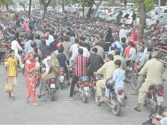 Fee discount draws Lahore Zoo visitors