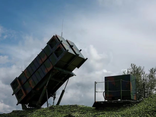 Trump says Ukraine should not target Moscow amid missile supply row