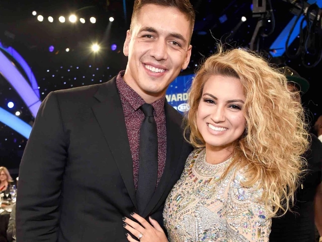 Tori Kelly announces first pregnancy with husband André Murillo