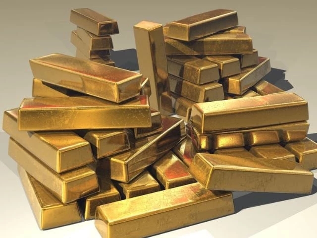 Gold prices fall in international and local markets