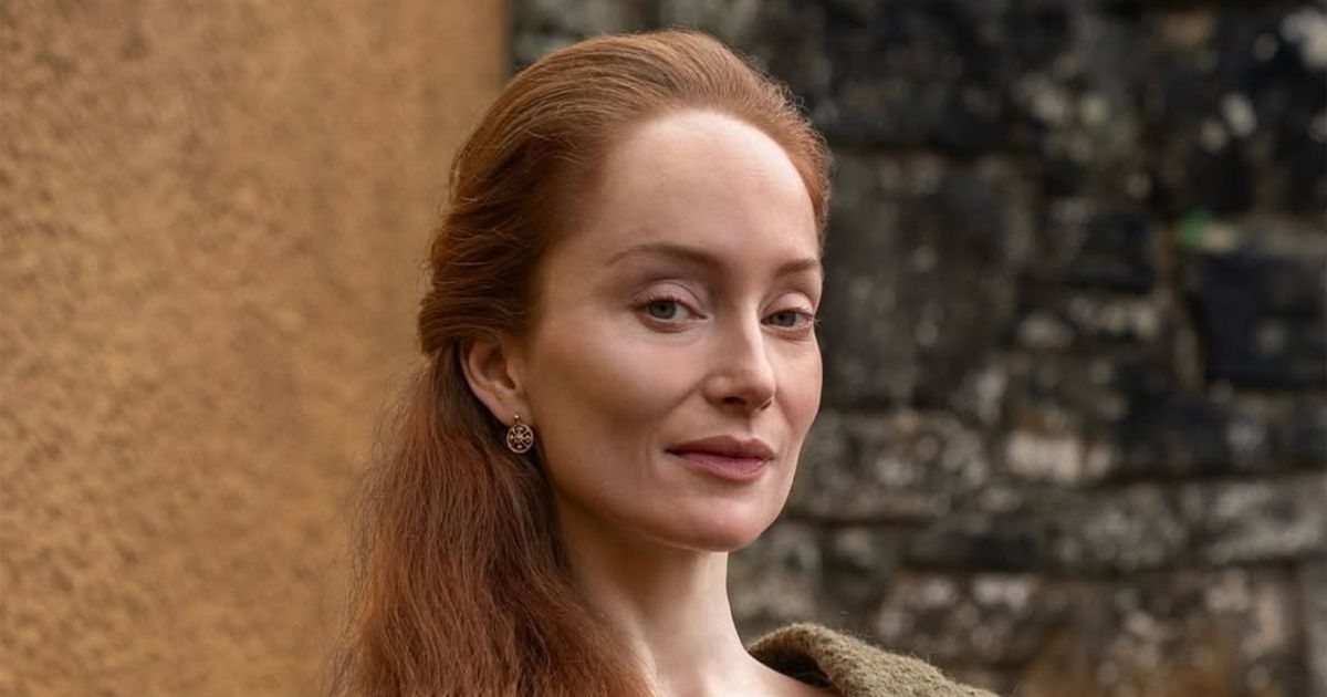 Outlander fans can view iconic Geillis Duncan dress in real life at Scottish palace