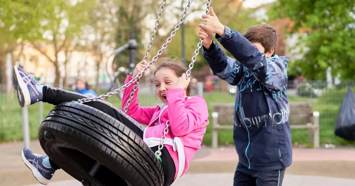 NSPCC issues advice on when to let kids play outside during summer holidays