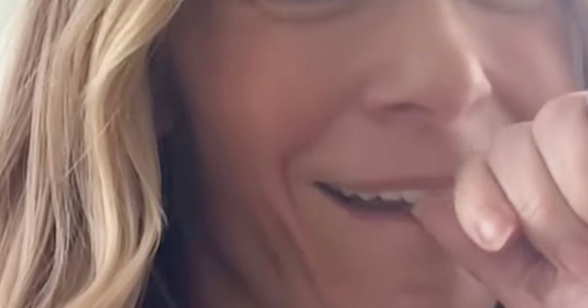 LeAnn Rimes rushed offstage during concert after her teeth fell out mid-song