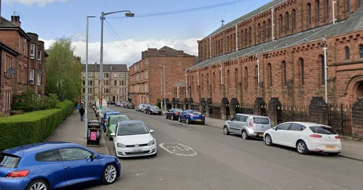 Teenager rushed to hospital following 'serious assault' on Glasgow street