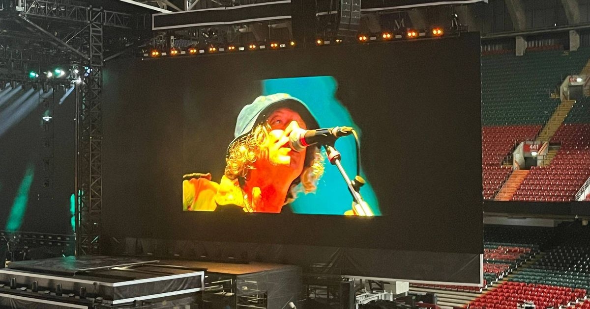 Cast halt Oasis support performance to pay tribute to Diogo Jota in moving speech