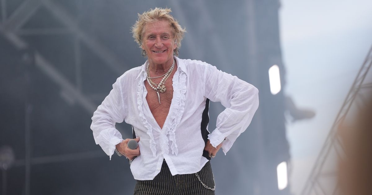 Rod Stewart suffers awkward moment on Glastonbury stage as guest doesn't appear