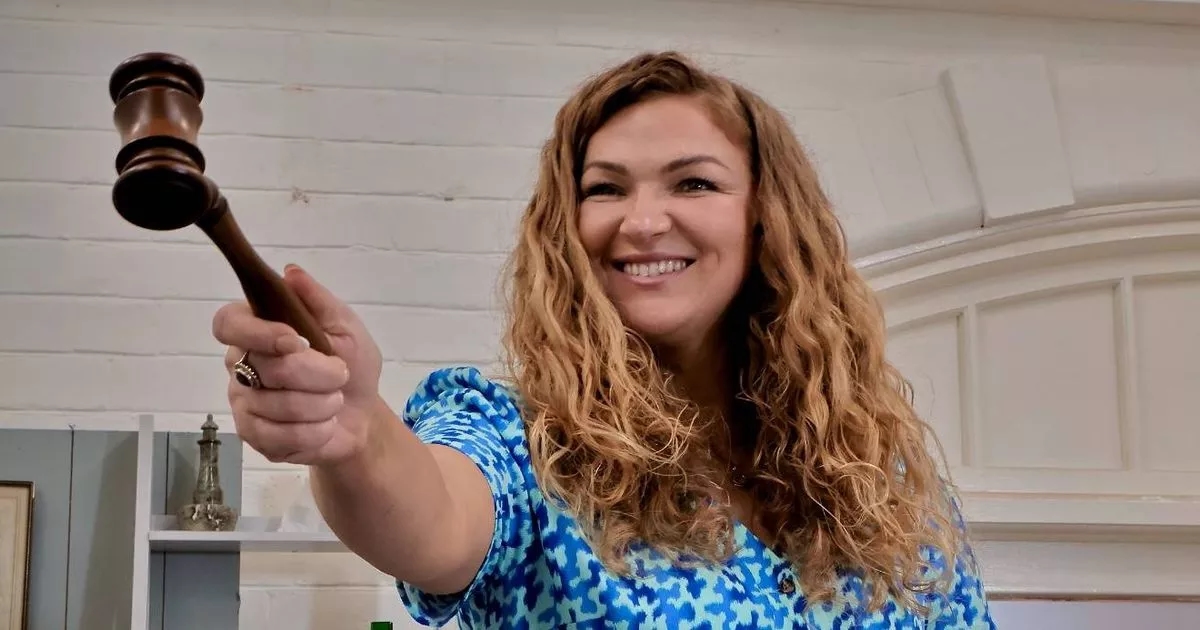 Bargain Hunt star leaves guest in tears as item sells for '100 times its value'