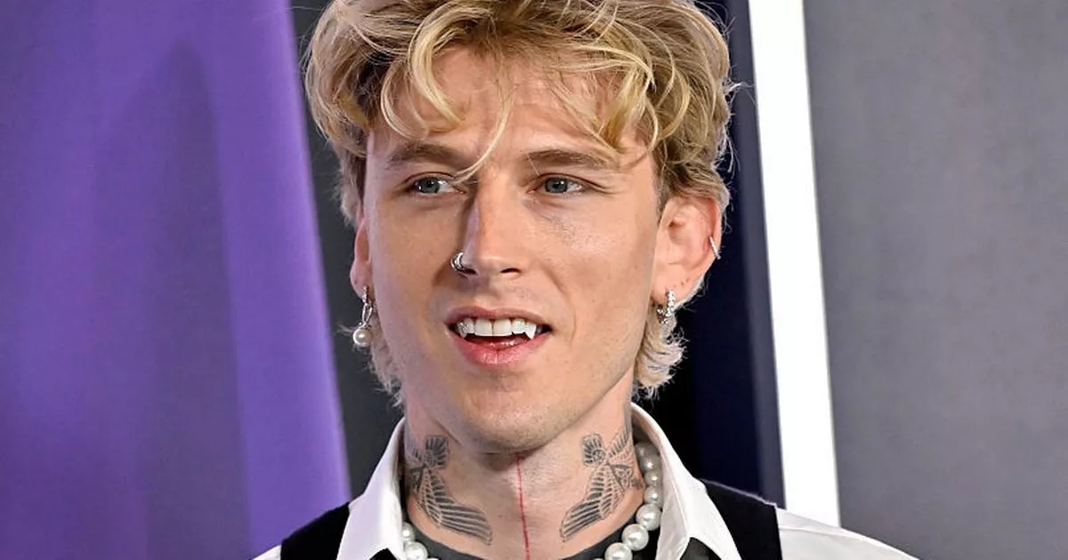 Worried Machine Gun Kelly leaves AMA early to be with ill baby in rare update