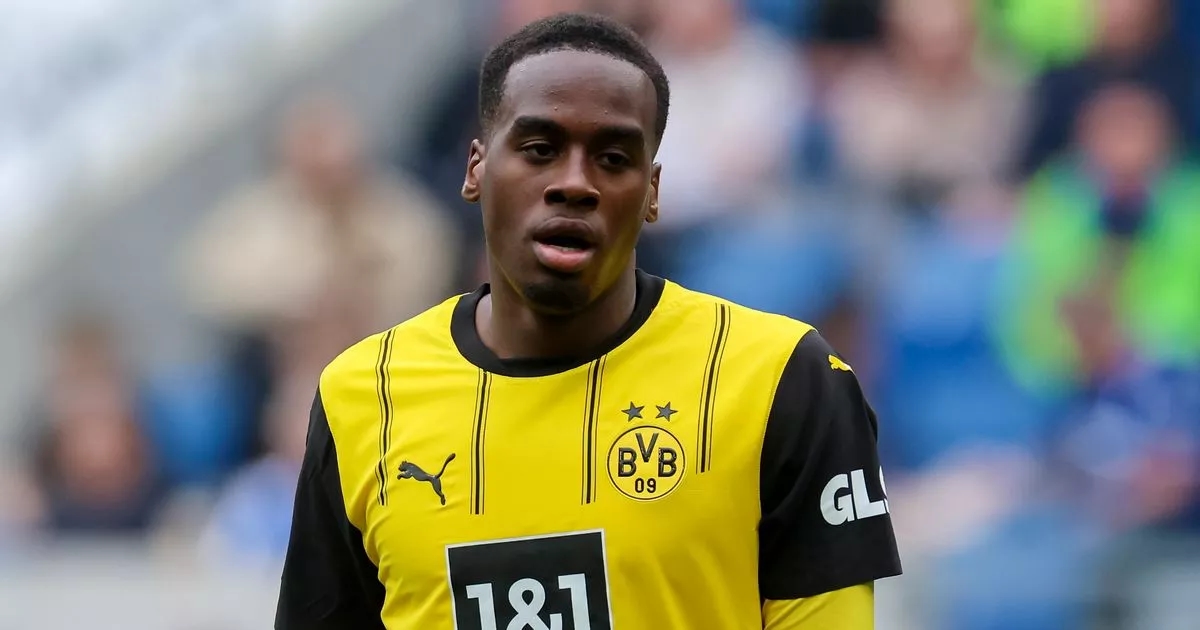 Borussia Dortmund explain Gittens absence as Chelsea transfer talks continue