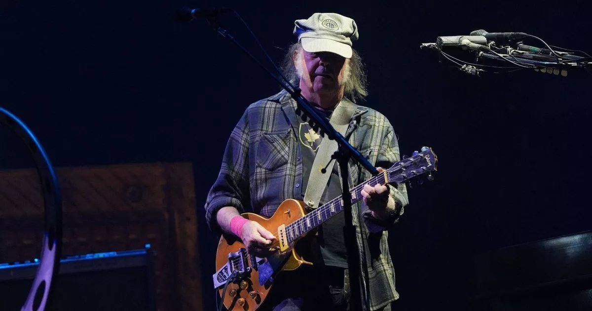 Glastonbury viewers make same complaint about Neil Young 60 seconds in