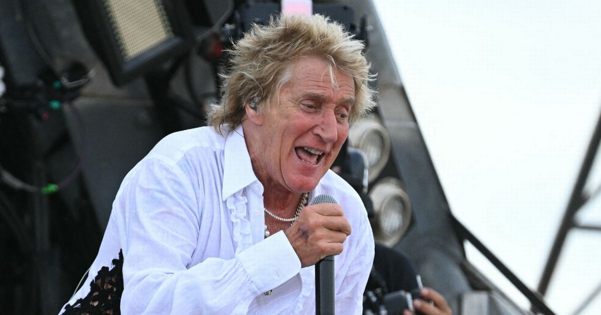 Rod Stewart leaves Glastonbury stage to fix urgent issue during Legends set