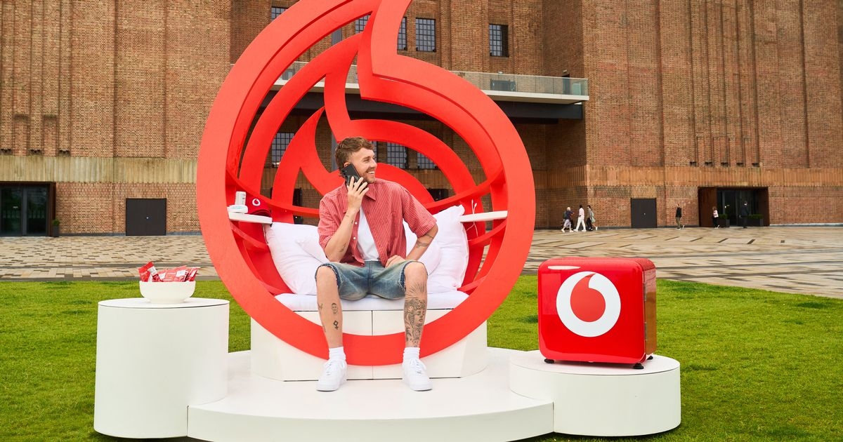 Hours a year Brits spending waiting for friends - with summer the worst
