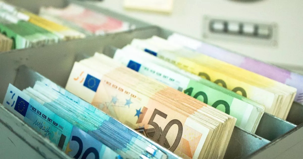 Brits heading to Spain issued warning as rules on cash abroad change