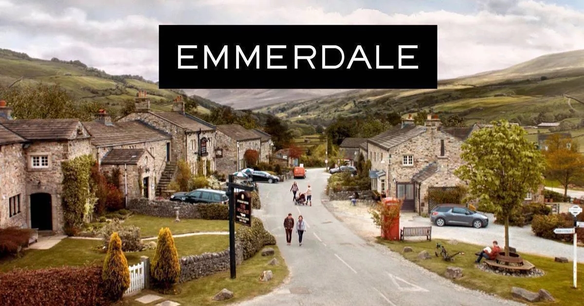Emmerdale star 'engaged to convicted drug lord she secretly visits in prison'