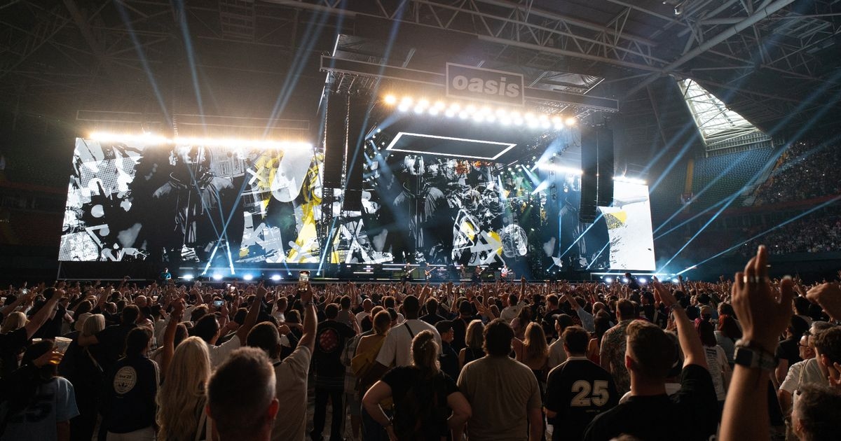 Oasis fans say gig-goer 'didn't deserve' tickets as they spot phone behaviour