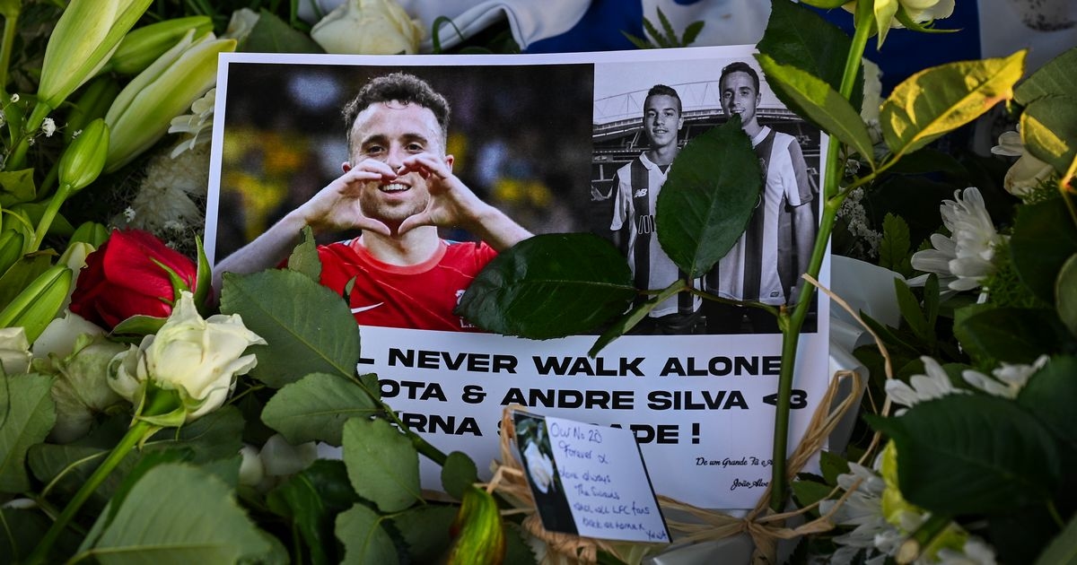 Two Liverpool stars make delayed visit to Diogo Jota's hometown for mass