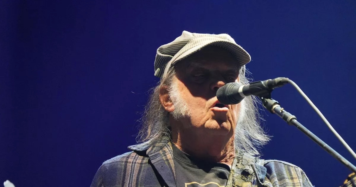 Neil Young Hyde Park show is dramatically cut off as bosses pull the plug