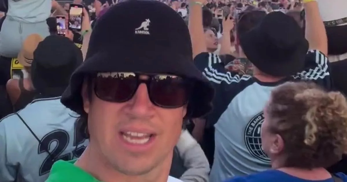 Vernon Kay belts out Oasis tracks at second gig just days after Cardiff show