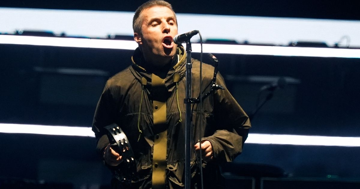 Oasis fans blown away as couple get engaged during very emotional song