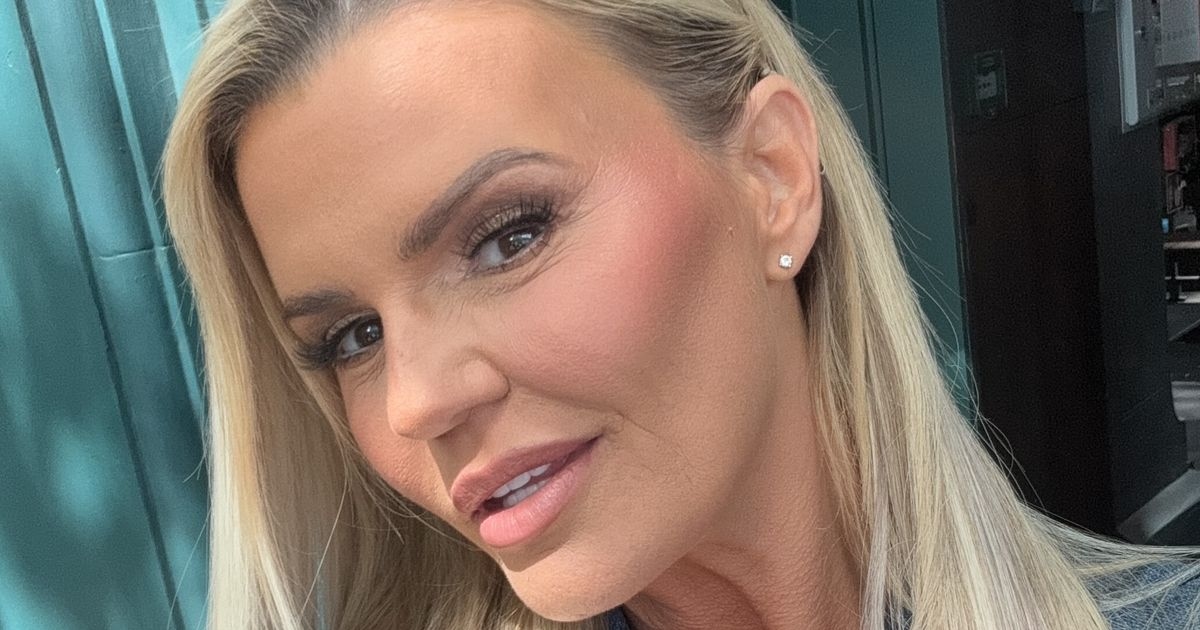 Kerry Katona sings Atomic Kitten hit on stage with famous boyband