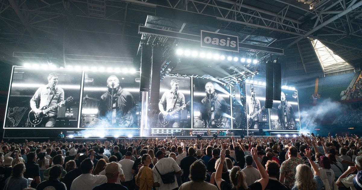 First Liam and Noel Gallagher backstage Oasis photo emerges after 'fake friends' claim