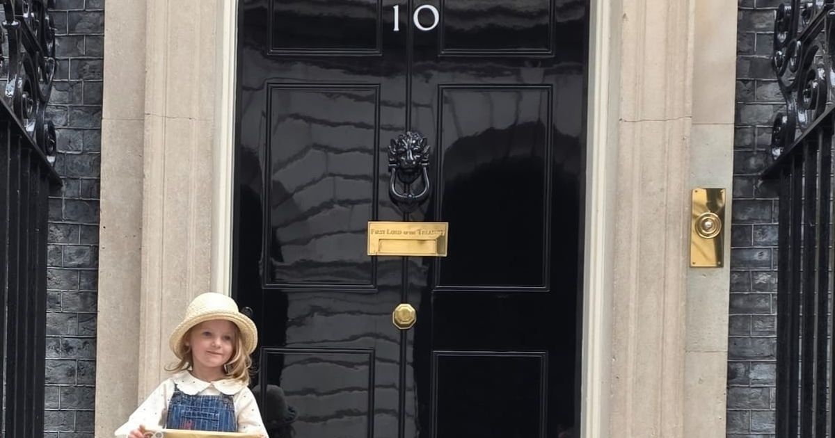 Little girl's organ donation plea for Keir Starmer as she delivers letter to No 10