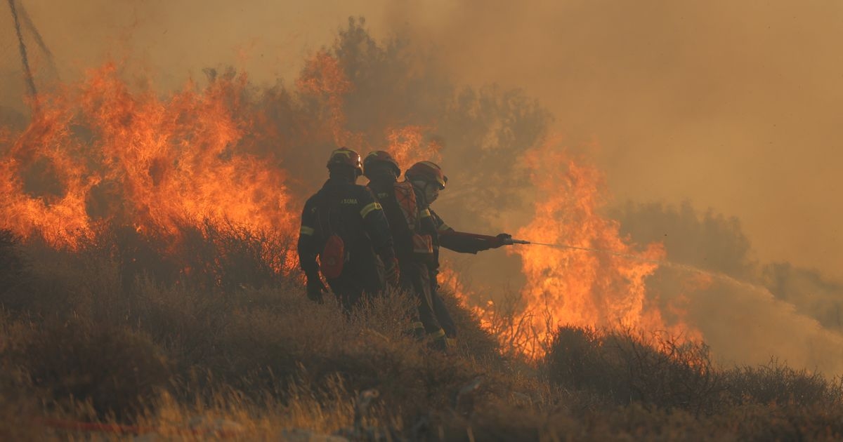 Wildfires alert to Brits travelling to popular Mediterranean hotspot