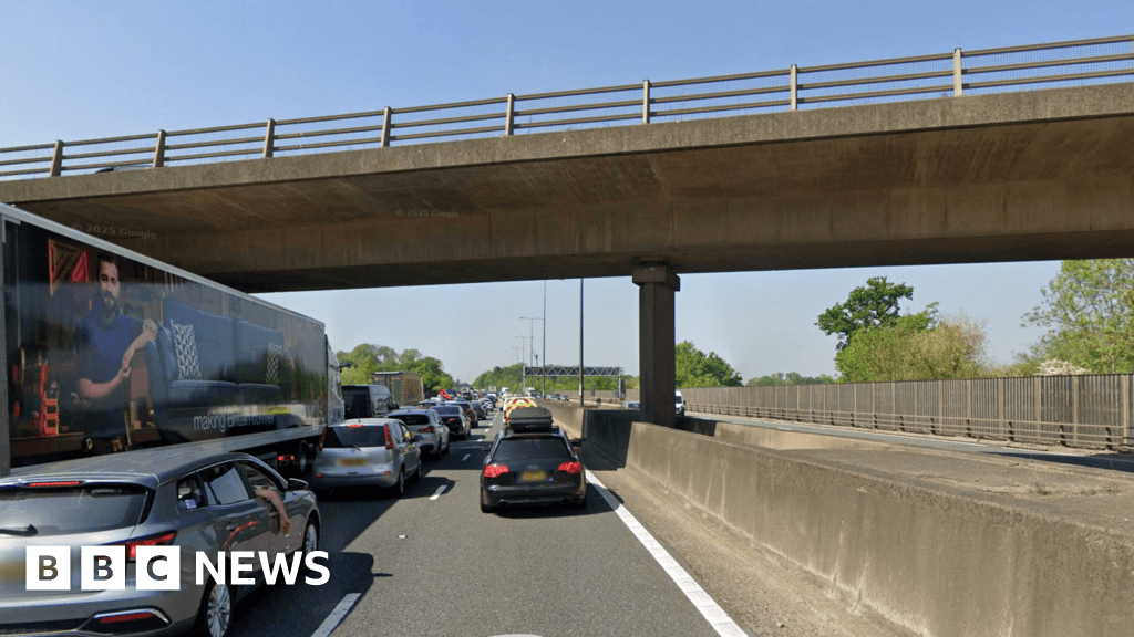 Road bridge over M25 in Surrey closed all weekend