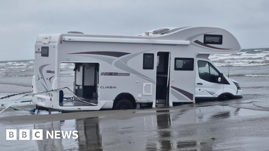 Black Rock Sands parking warning at beach after vehicles submerged