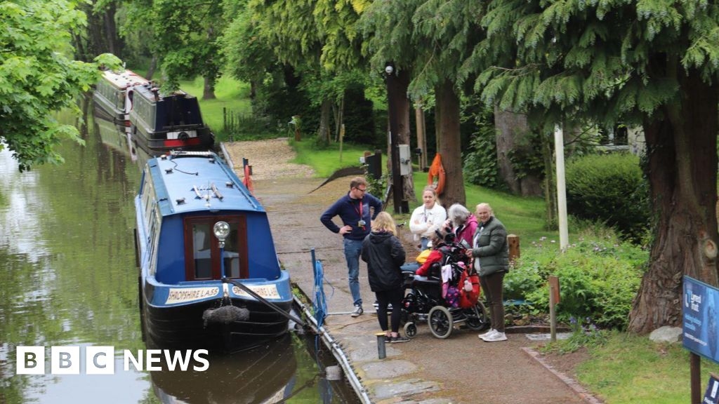 The Lyneal Trust toasting 40 years of getting disabled on canals