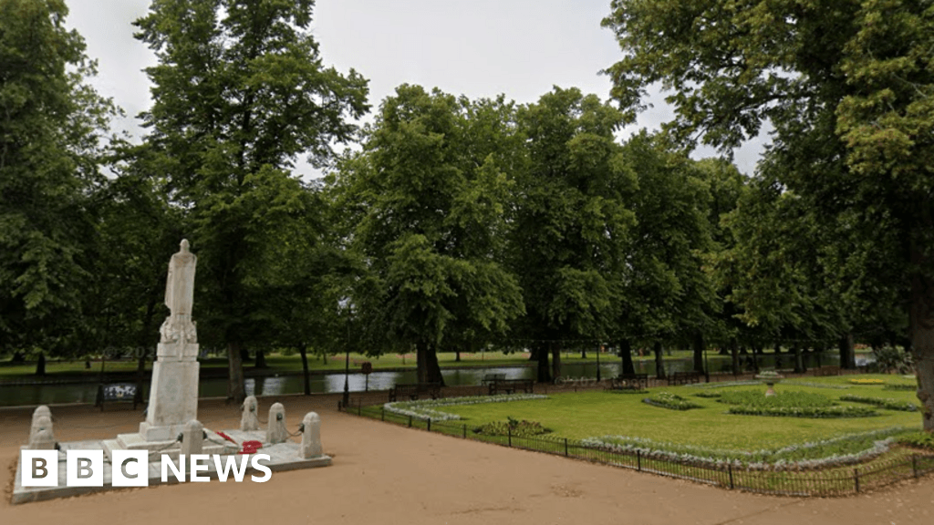 Bedfordshire police recover suspicious device from town river