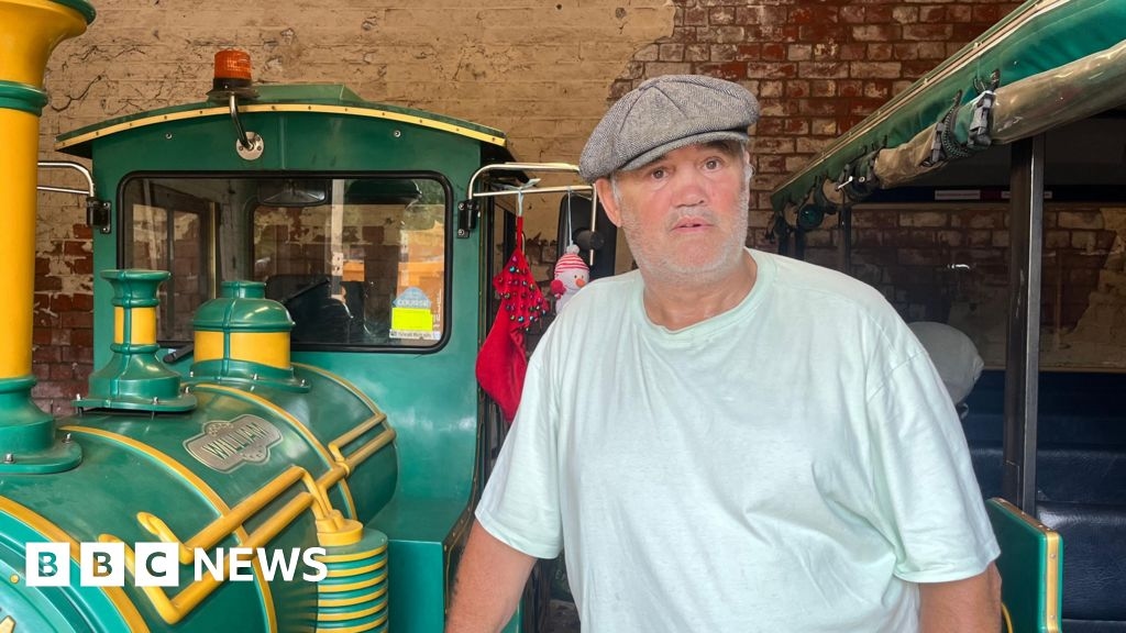 Frustration over 'lack of work' at paddling pool in Hull pool