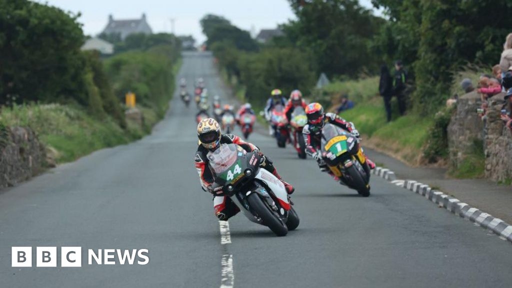 Rain showers lead to Southern 100 opening race red flag
