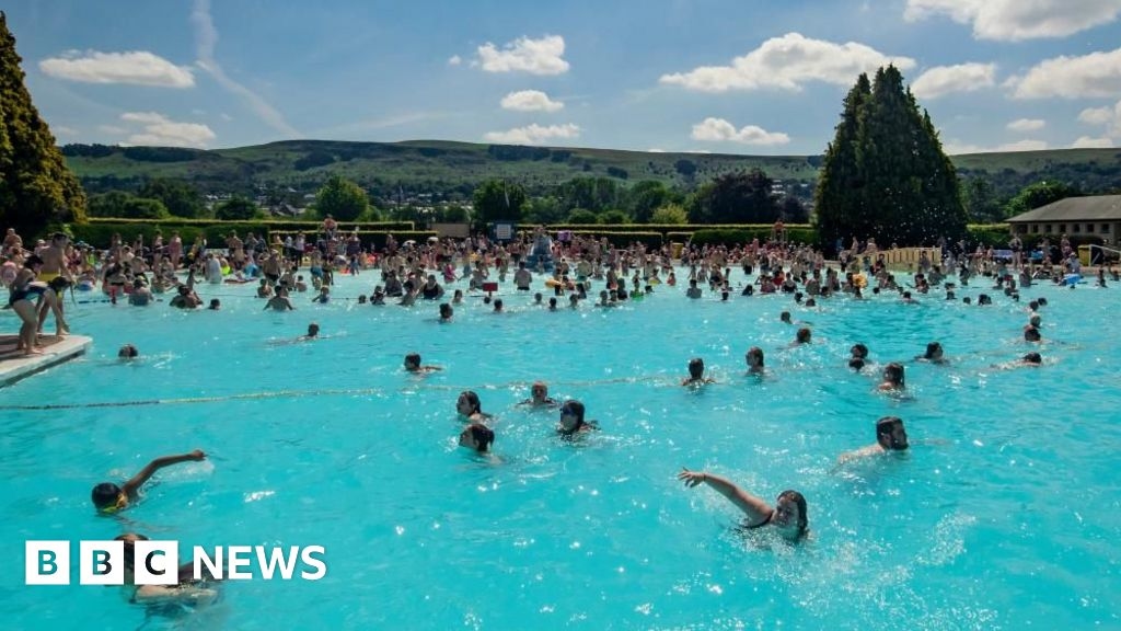 Ilkley Lido celebrates 90th anniversary with birthday picnic