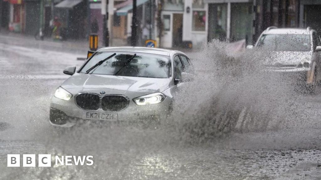 Flash floods: Londoners should prepare for heavy rain, mayor says