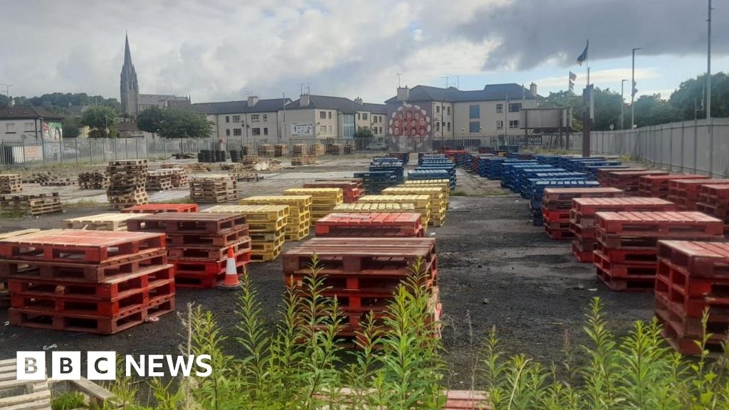 Londonderry: Contractors 'unwilling' to remove bonfire material
