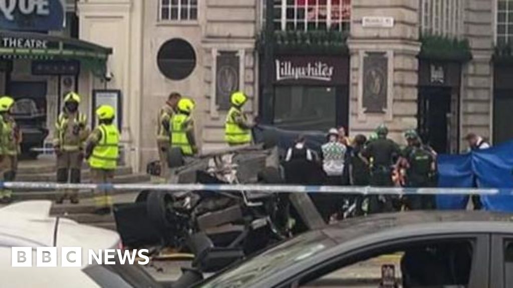 Piccadilly Circus: Car crashes and overturns by Eros statue