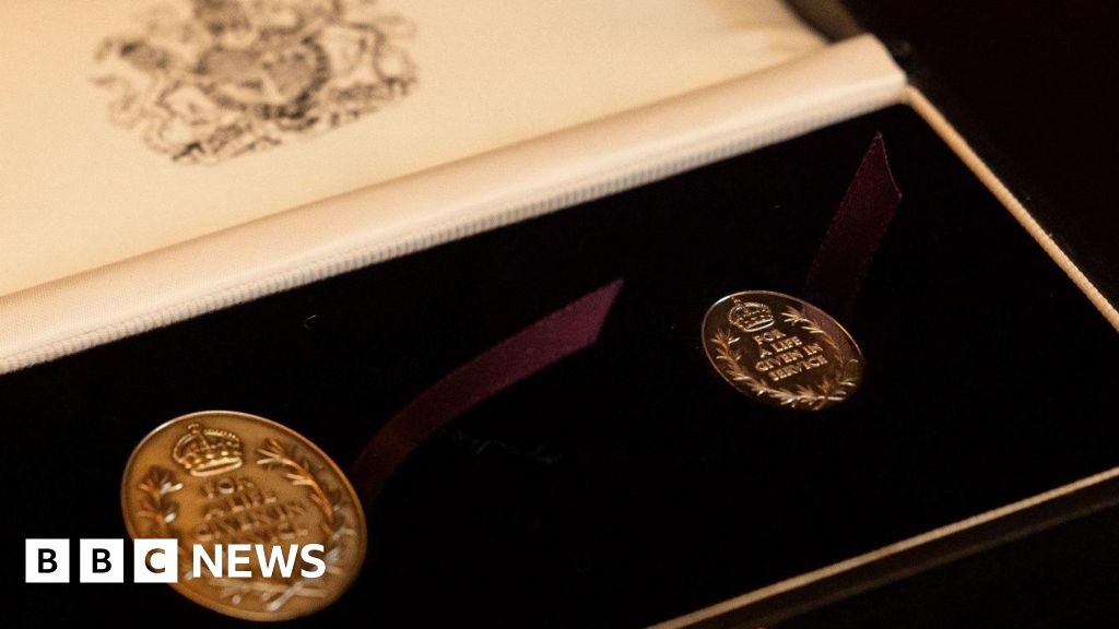 Elizabeth Emblems: Thirty NI police officers get award