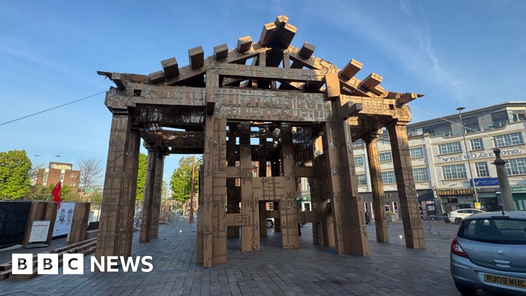Leicester's Roman forum built from cardboard in a day