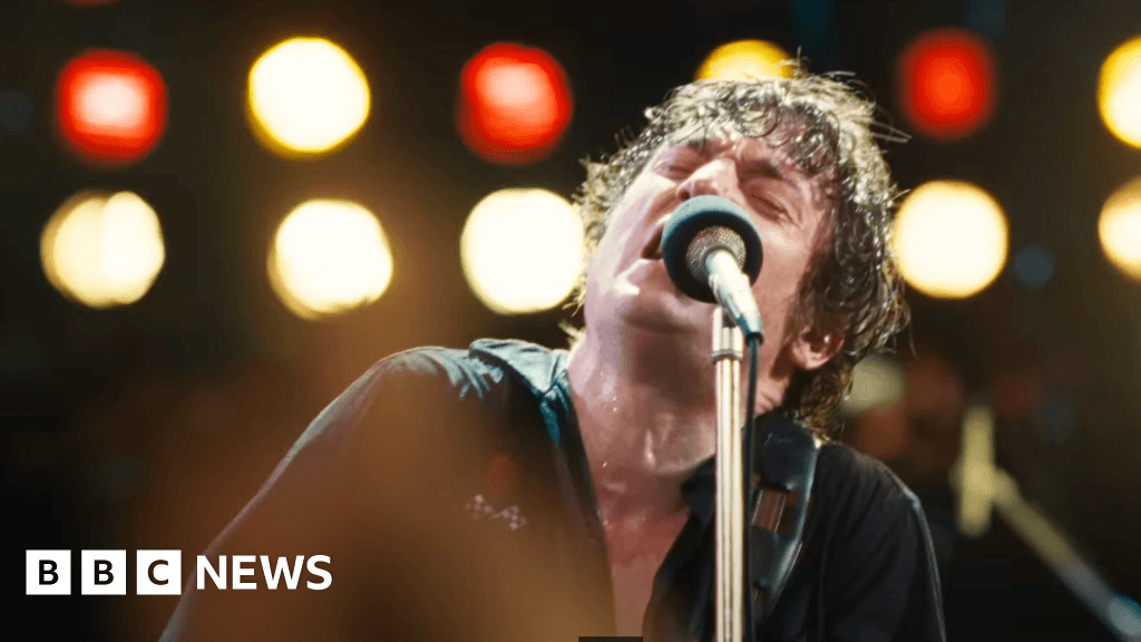 Jeremy Allen White sings as Bruce Springsteen in Deliver Me From Nowhere trailer