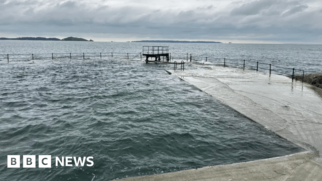 Diving board at St Peter Port to reopen after public outcry