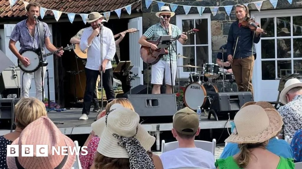 Dementia-friendly festival in Guernsey appeals for singers