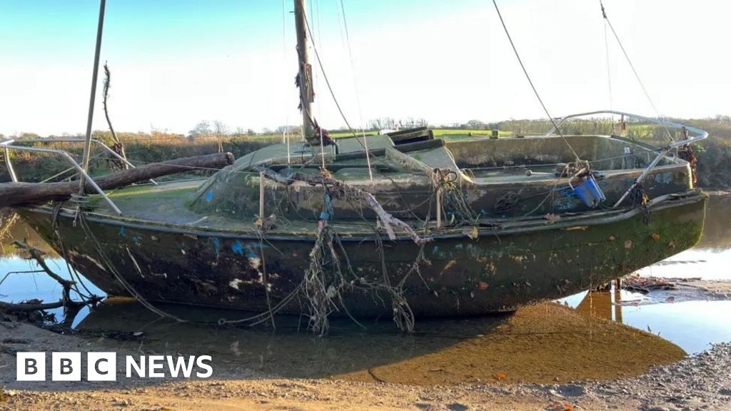 Prince William's duchy removes abandoned boats from Devon river