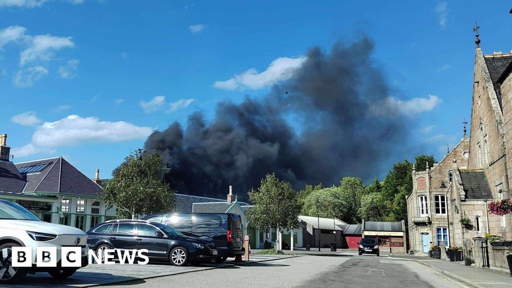 Firefighters tackle house blaze in Ballater