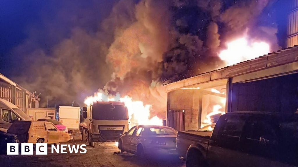 Erith fire: Crews tackle large warehouse blaze in London