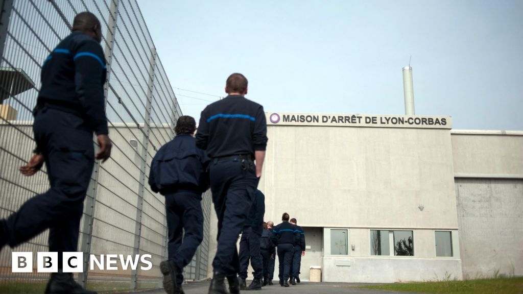 French prisoner allegedly escapes in fellow inmate's bag