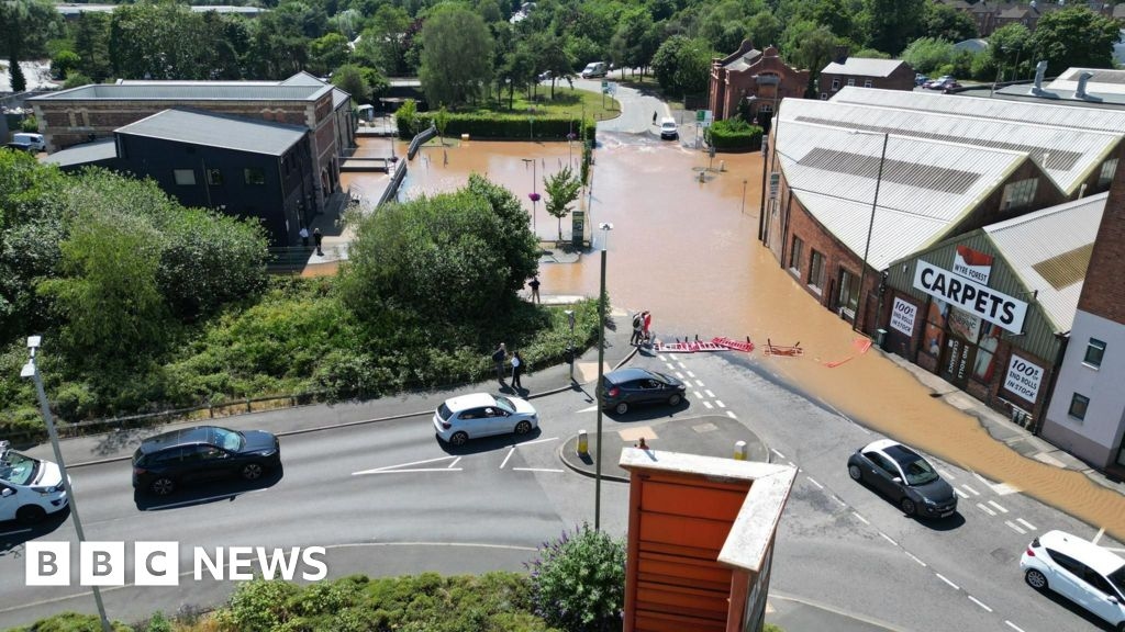 Kidderminster flood: Burst pipe repaired but roads still closed
