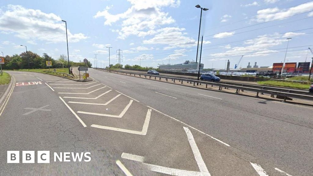 Key Southampton route closed after crash